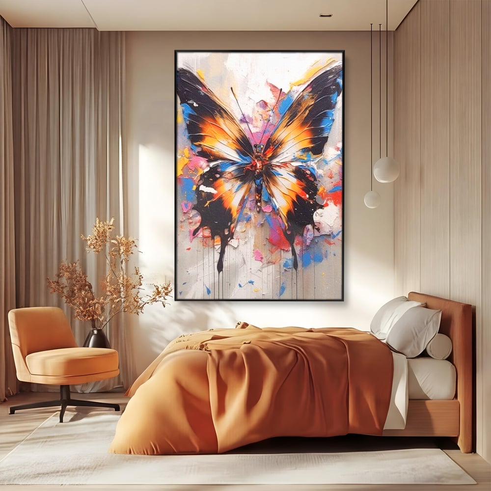 Tablou canvas cu tablou vertical cu fluture pictat, in rama de aluminiu negru, pe perete intr-un dormitor